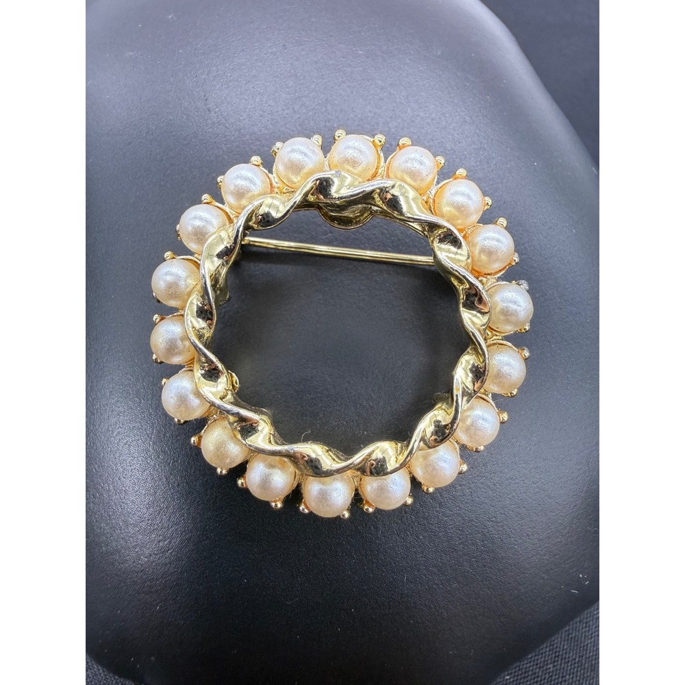 Classy Vintage Style Gold Tone Faux Pearl Wreath Brooch Circle Pin Demure Gift